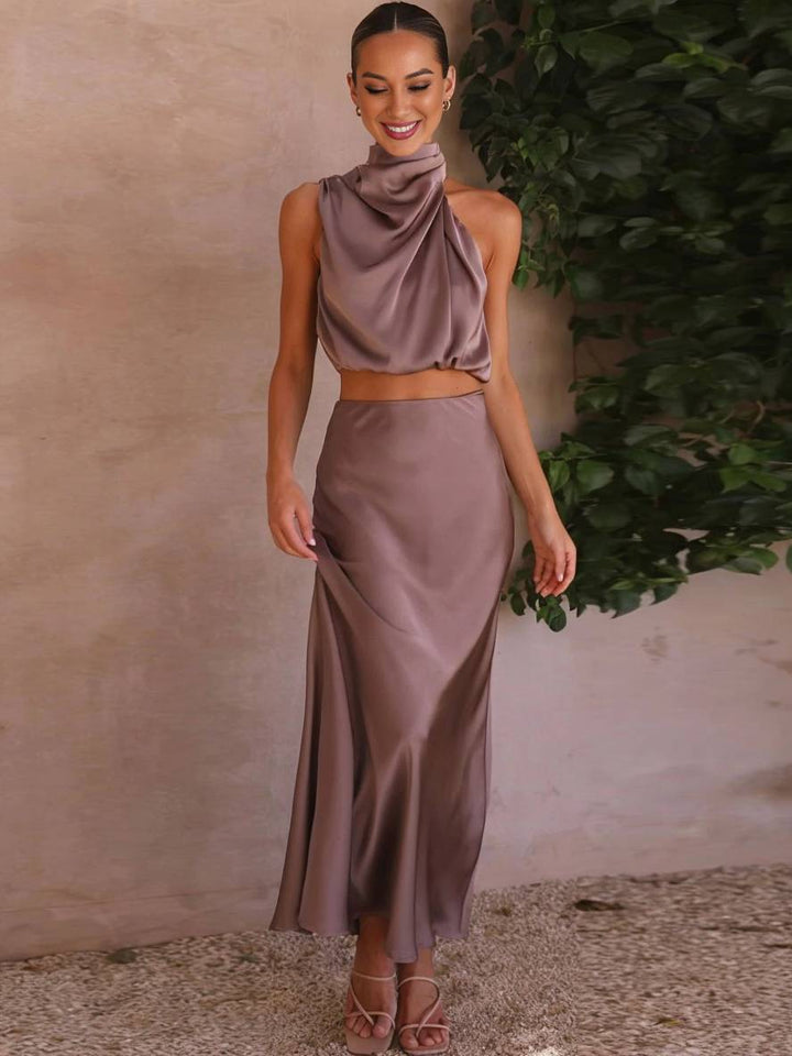 Sofisticado conjunto de mujer, dos piezas halter, para fiestas y eventos de verano.
