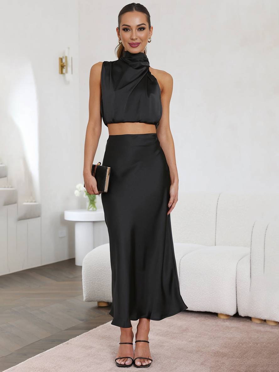 Conjunto de dos piezas elegante, mujer, cuello halter, para noches de gala y eventos.