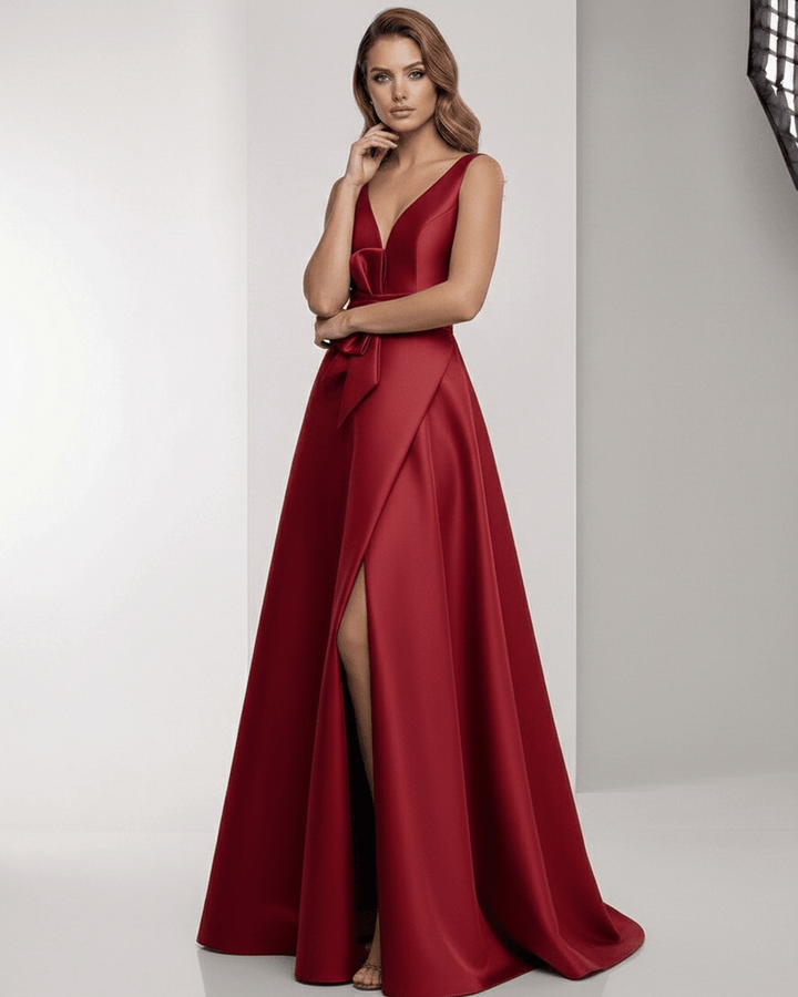 Elegante vestido maxi blanco de mujer con silueta A-line. Ideal para eventos de gala, cenas o celebraciones.