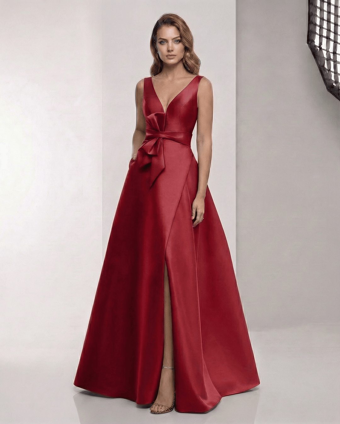 Vestido maxi blanco elegante para mujer con silueta A-line, perfecto para fiestas y eventos formales.