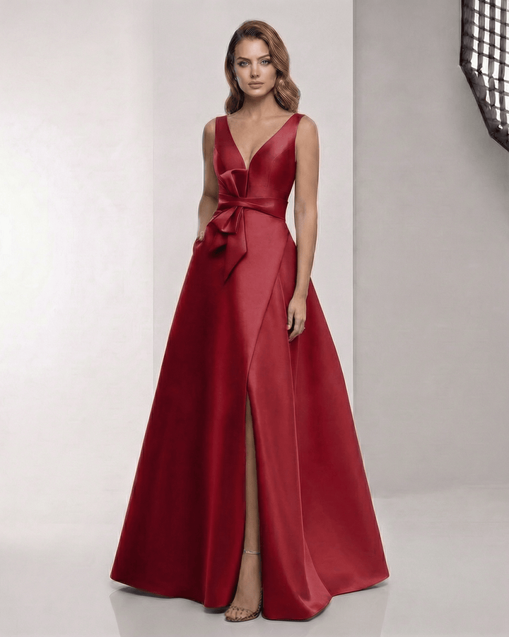 Vestido maxi blanco elegante para mujer con silueta A-line, perfecto para fiestas y eventos formales.