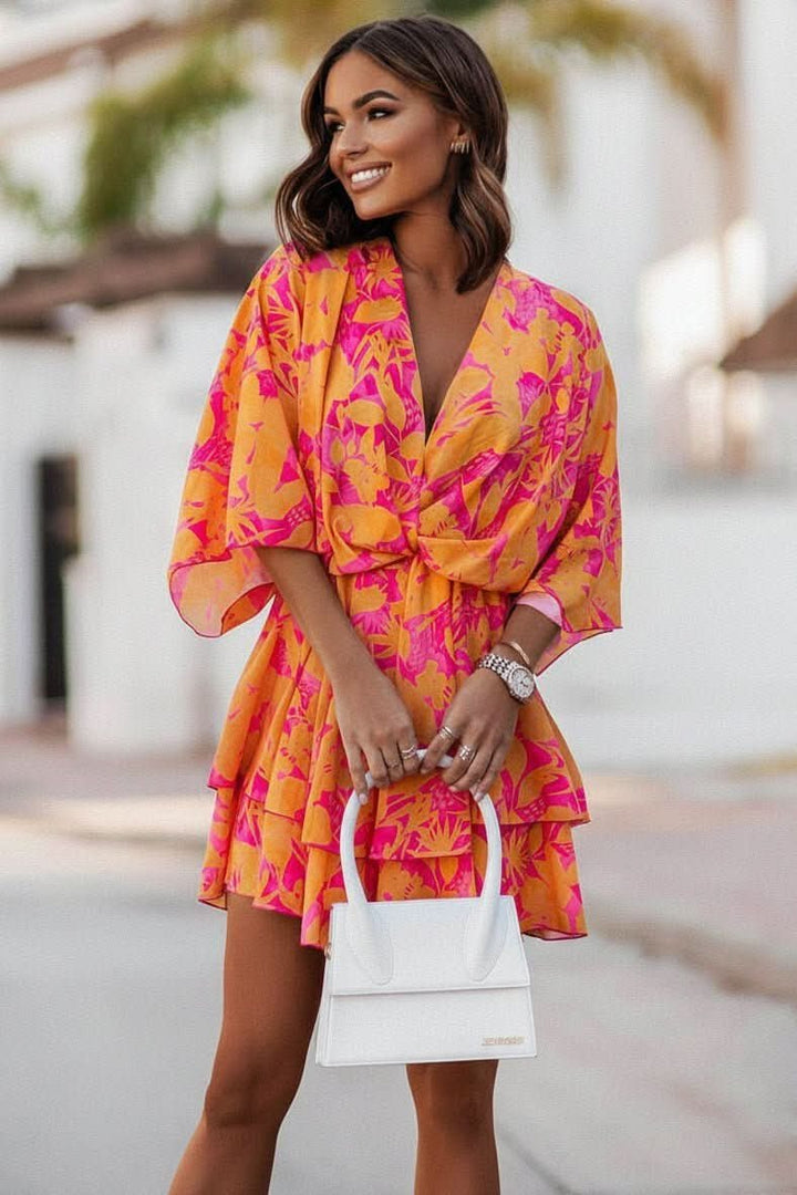 Vestido mini bohemio tropical para mujer con estampado vibrante, ideal para verano y fiestas. Estilo chic y fresco.