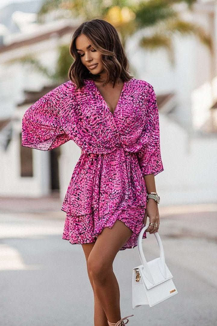 Vestido de mujer mini tropical bohemio, versátil para verano, fiestas y celebraciones. Elegancia fresca y casual.