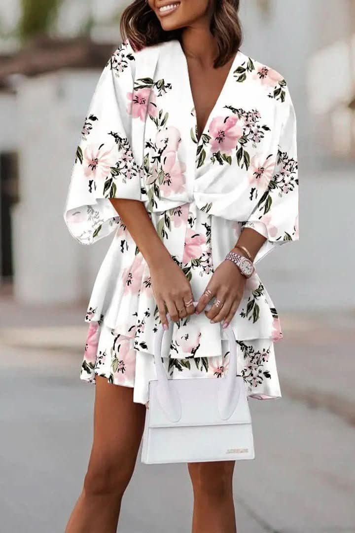 Vestido mini de mujer con estampado tropical bohemio, moda femenina chic. Ideal para un look de verano fresco y elegante.