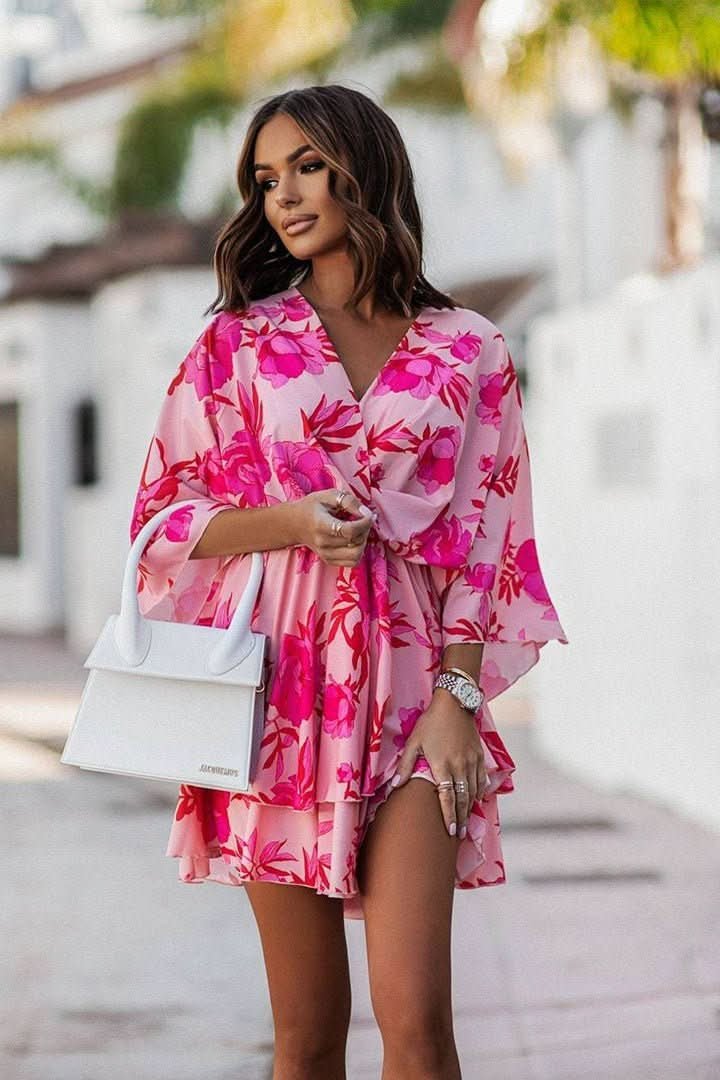Vestido mini tropical bohemio para mujer, ideal para el verano. Con un estampado fresco y elegante para cualquier ocasión.