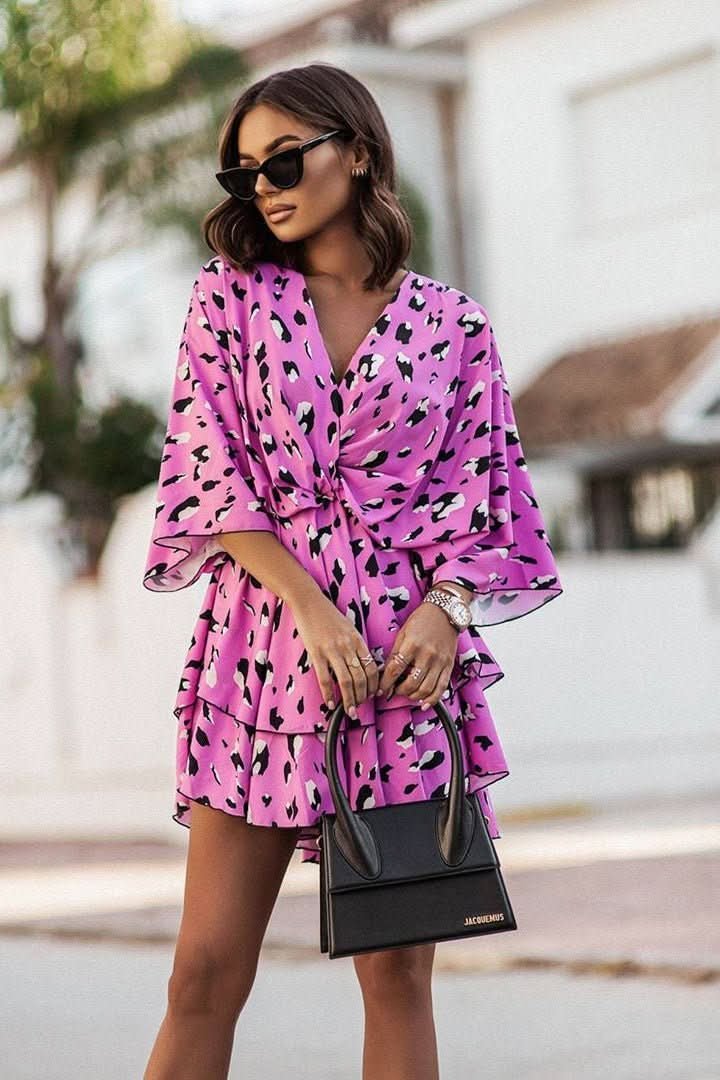 Vestido mini tropical de mujer con volantes y estampado bohemio vibrante. Estilo fresco y versátil para el verano.