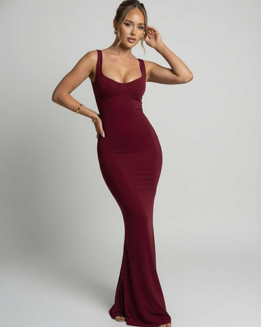 Vestido maxi Valora burdeos en movimiento, su diseño fluido y elegante es perfecto para bailar en fiestas.