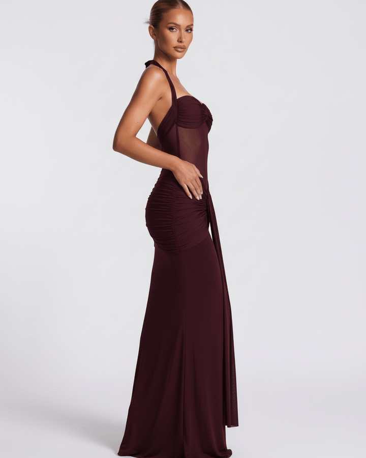 Vestido burdeos de noche, cuello halter, silueta ajustada de sirena. Moda formal para mujer.