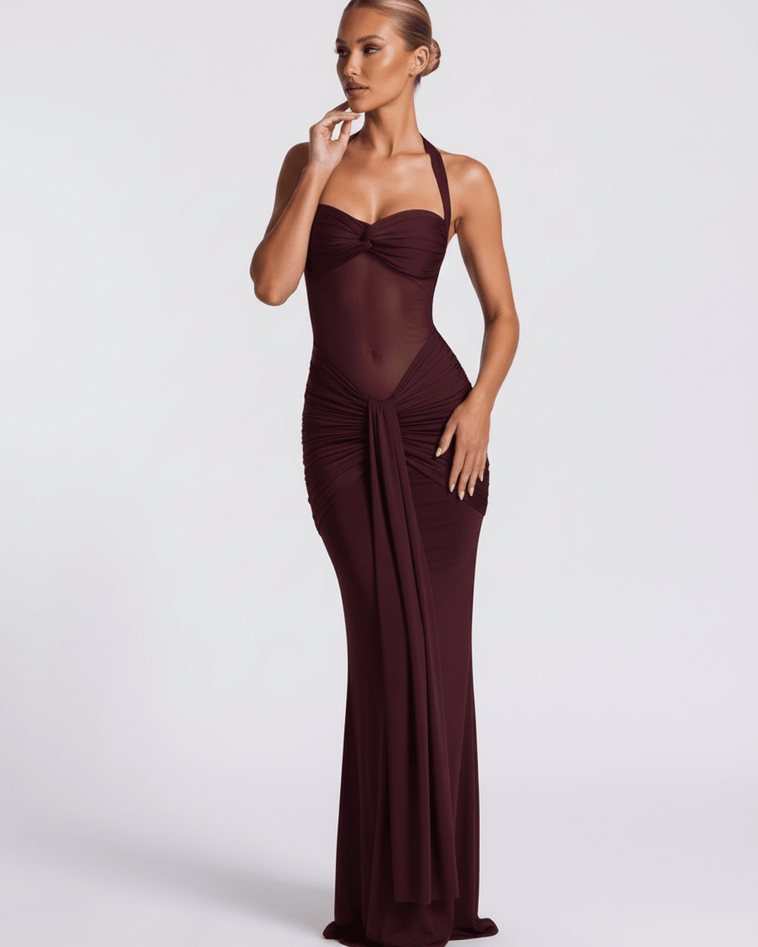 Elegante vestido maxi burdeos con cuello halter, silueta sirena. Perfecto para eventos de moda.