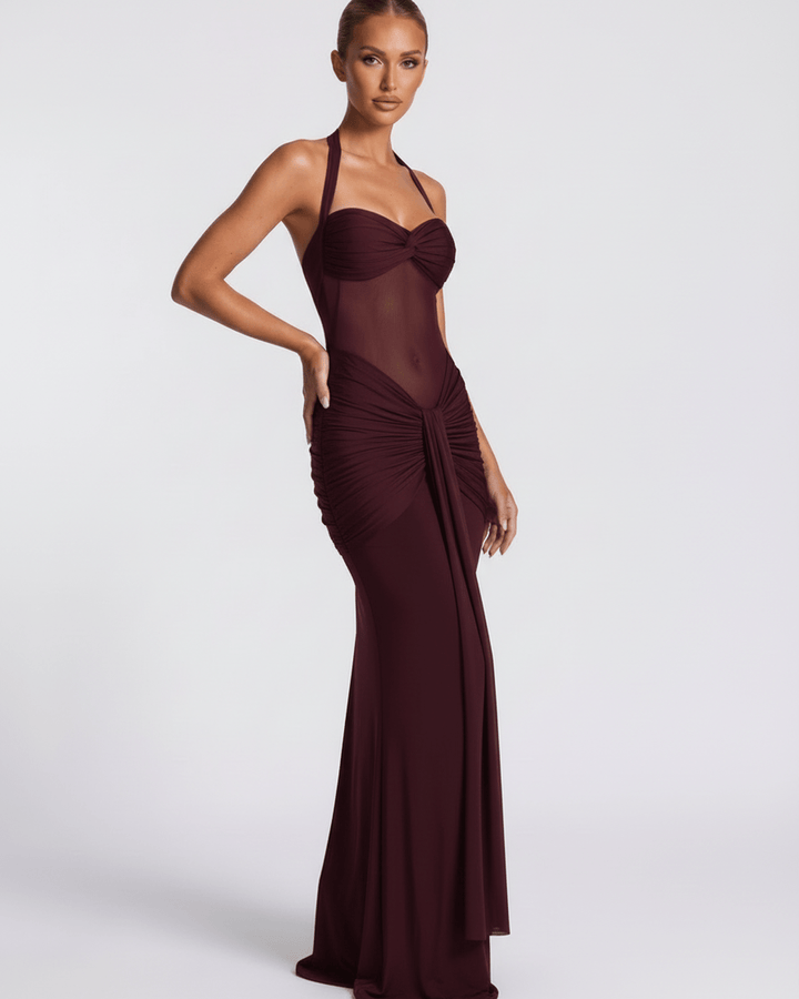 Moda femenina: vestido halter burdeos, corte sirena. Largo y elegante, ideal para celebraciones.
