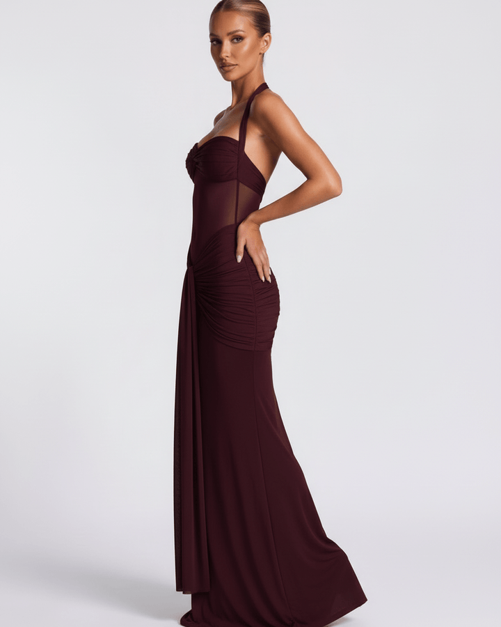 Deslumbrante vestido maxi burdeos con halter y cola de sirena. Elegancia pura para ocasiones especiales.
