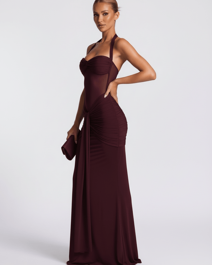 Vestido formal para mujer, burdeos, con diseño halter y caída de sirena. Estilo sofisticado.