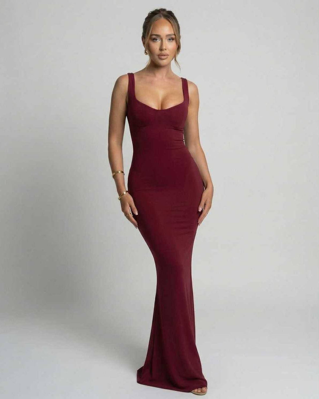 Vestido Maxi Valora color burdeos para mujer, elegante y fluido, perfecto para fiesta o evento especial.