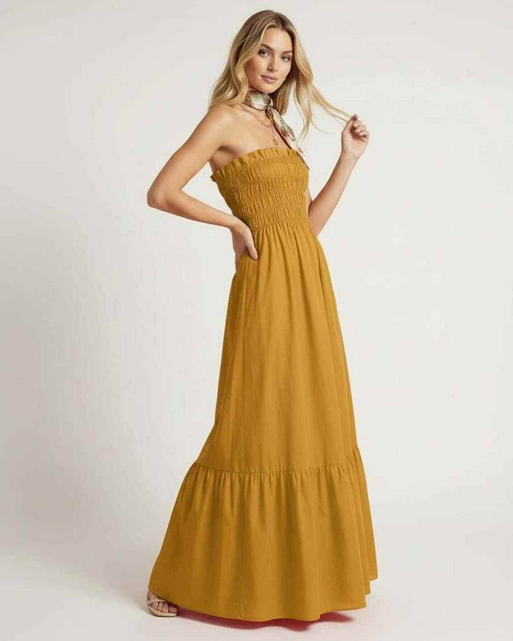 Vestido largo de verano Valora amarillo mostaza, sin mangas y fruncido, moda femenina fluida y chic.