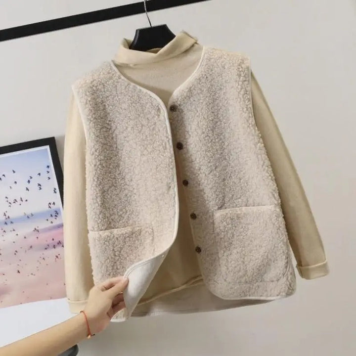 Mujer vistiendo cárdigan largo de lana chic y casual, perfecto para moda de invierno y otoño, abrigo confortable.