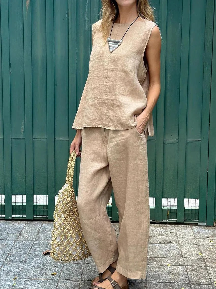 Mujer vistiendo conjunto elegante de blusa y pantalón. Moda de dos piezas versátil, ideal para cualquier ocasión.