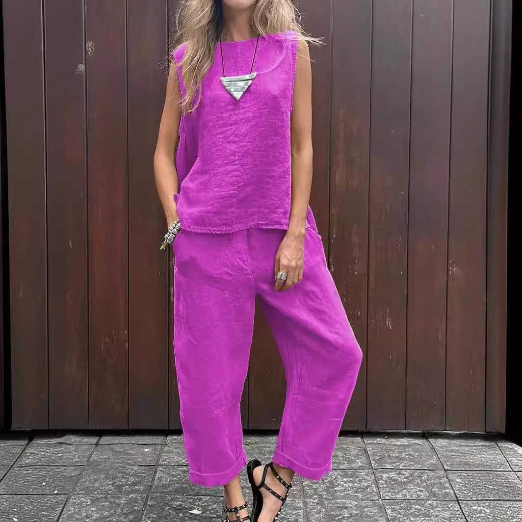 Detalle conjunto elegante de mujer: blusa fluida y pantalón de tiro alto. Moda actual, atuendo versátil.