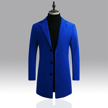 Detalle de abrigo largo entallado de hombre, gabán moderno. Estilo elegante perfecto para el invierno.