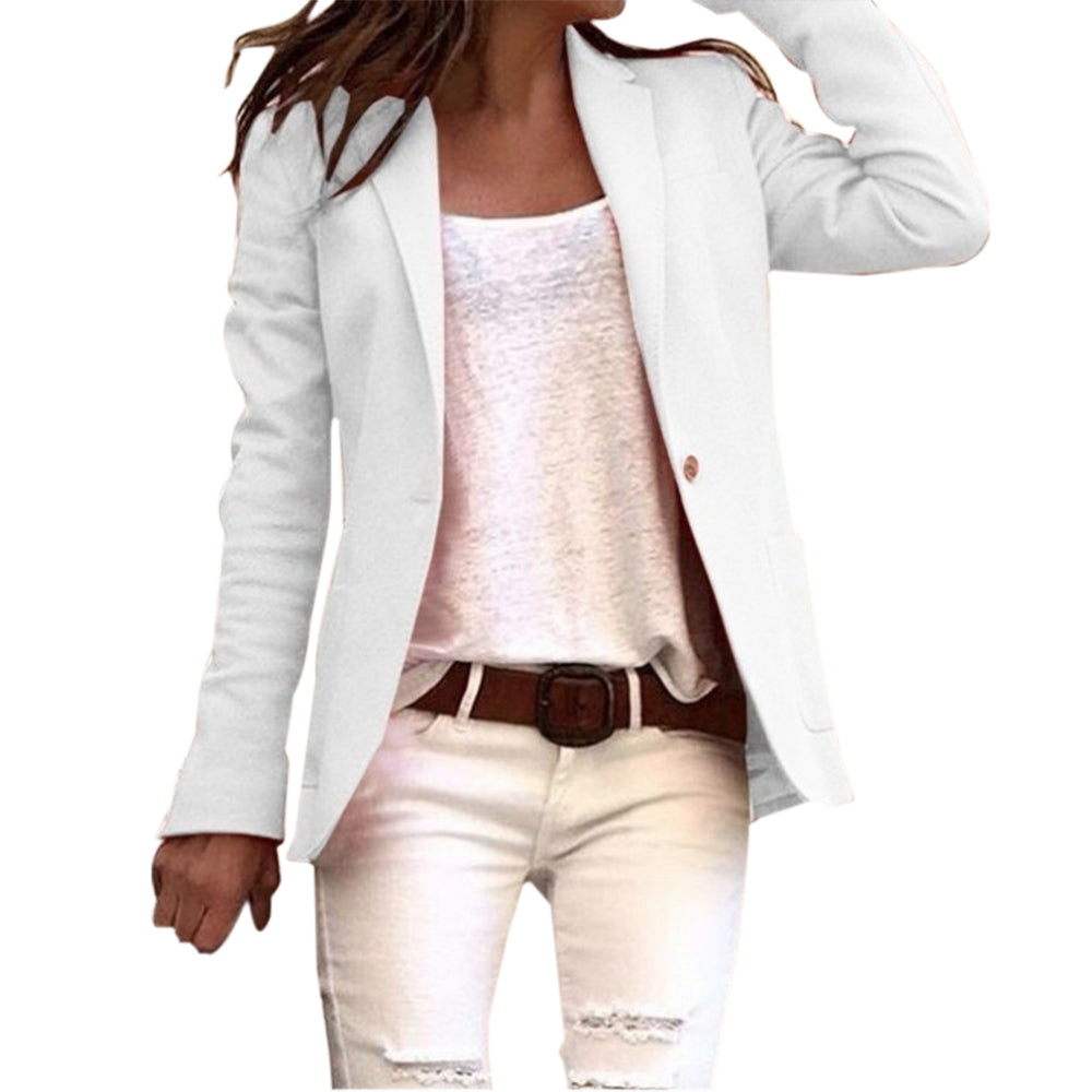 Blazer entallada de mujer elegante con un botón, ideal para oficina o vestir formal, destacando la moda versátil.