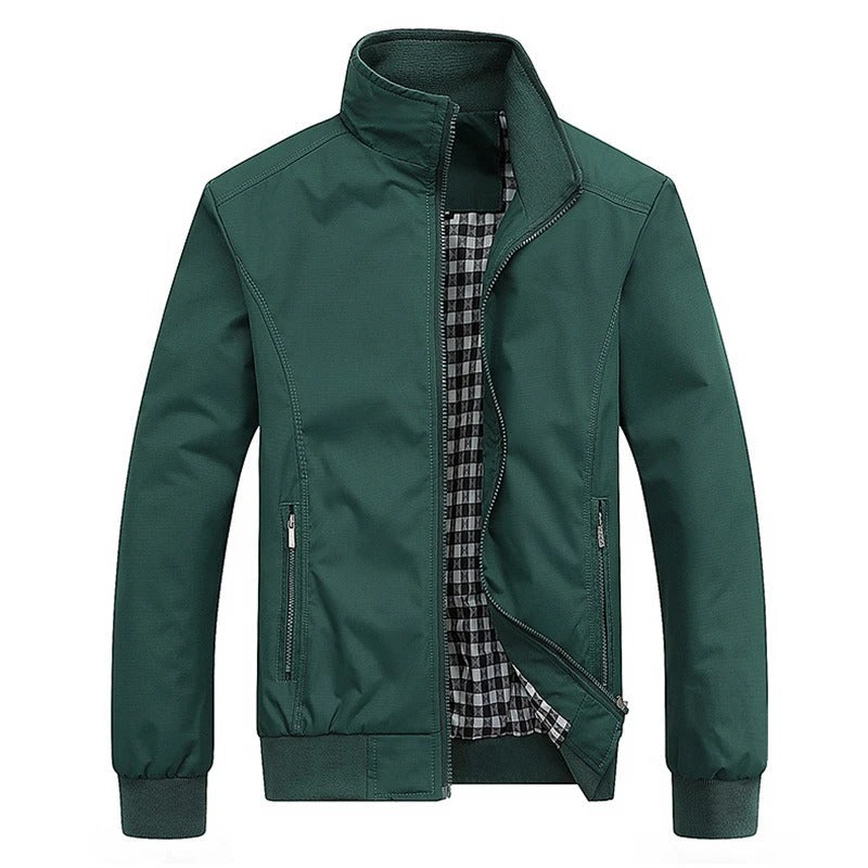 Chaqueta moderna para hombre con forro a cuadros, cremallera y diseño urbano. Ropa masculina versátil de entretiempo.