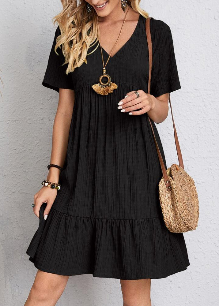 Vestido de fiesta elegante para mujer, diseño superpuesto que estiliza la silueta. Moda femenina actual.
