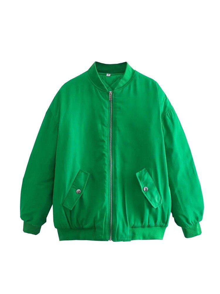 Modelo luciendo chaqueta bomber oversize femenina, cómoda y de estilo casual.