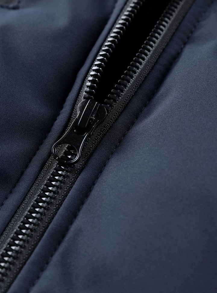 Abrigo de hombre acolchado con capucha, diseño práctico para días fríos de invierno.
