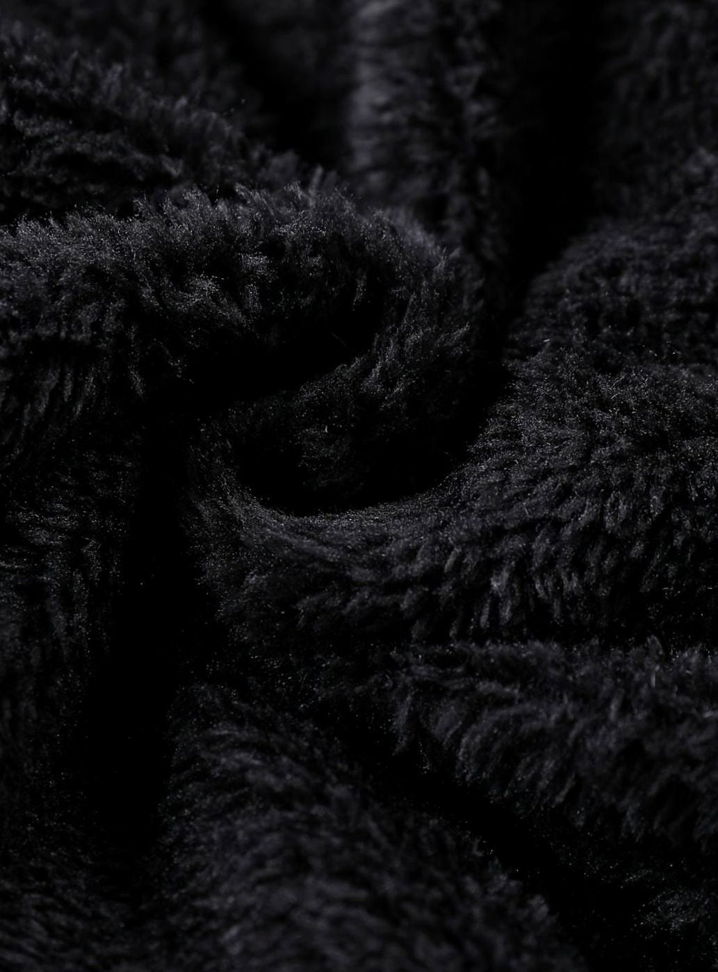 Modelo luciendo chaqueta acolchada de hombre con capucha, ideal para el invierno urbano.