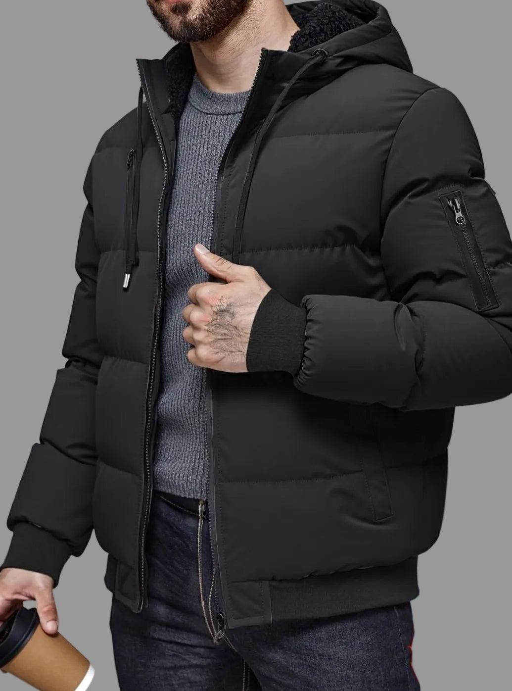 Abrigo urbano acolchado de hombre con cremallera, ideal para el frío invernal.