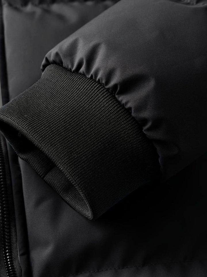 Detalle de cremallera en chaqueta acolchada de hombre, abrigo invernal urbano.