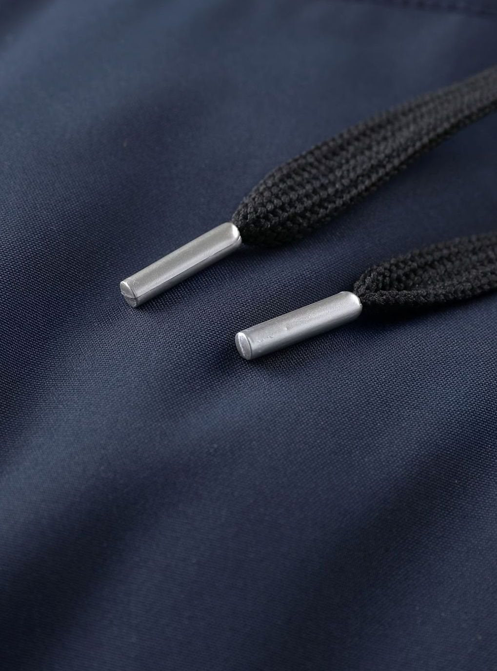 Primer plano de la textura acolchada de la chaqueta de invierno para hombre.