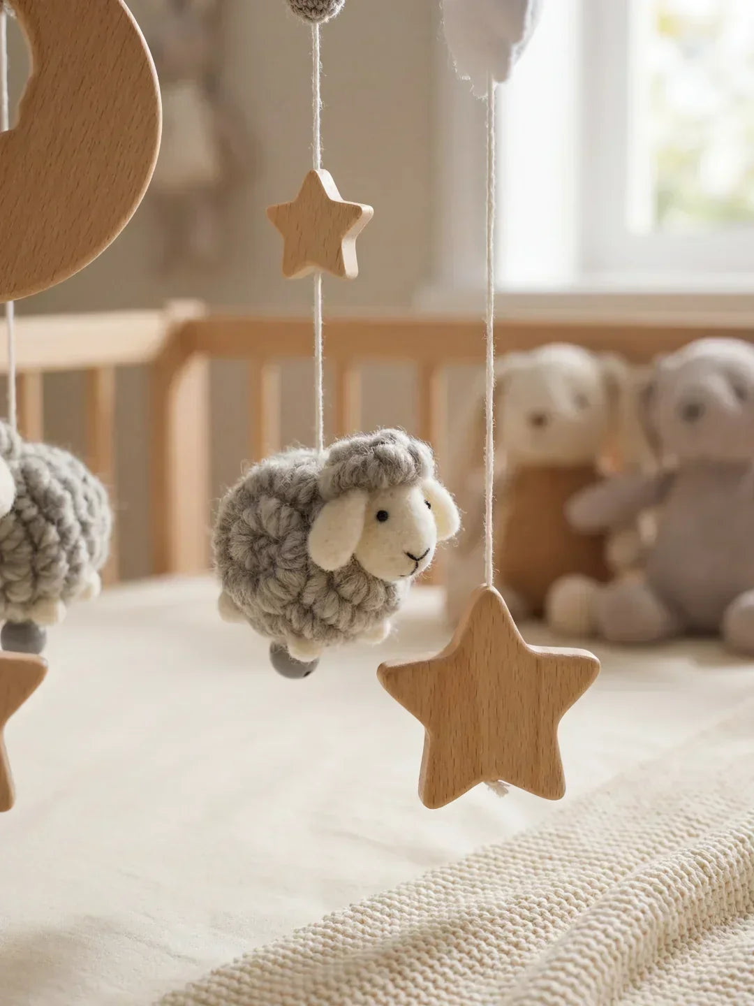 Móvil de cuna de madera con 5 ovejas blandas y colgantes, perfecto para dulces sueños del bebé.