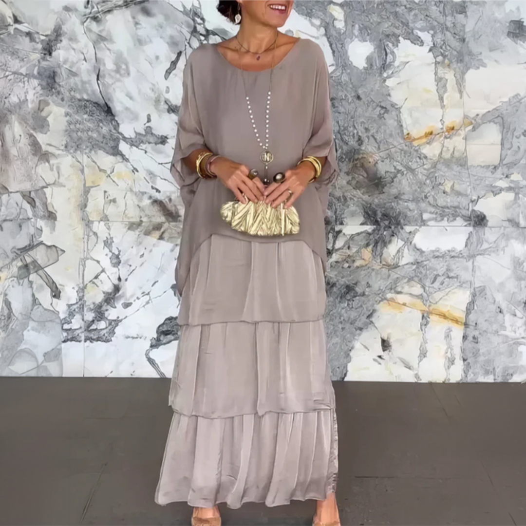 Vestido elegante Lourdes para mujer, corte largo y fluido, ideal para eventos de verano al aire libre.