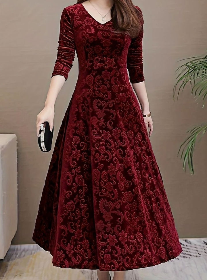 Elegante vestido midi de terciopelo con estampado floral y cuello V. Perfecto para moda otoño/invierno.