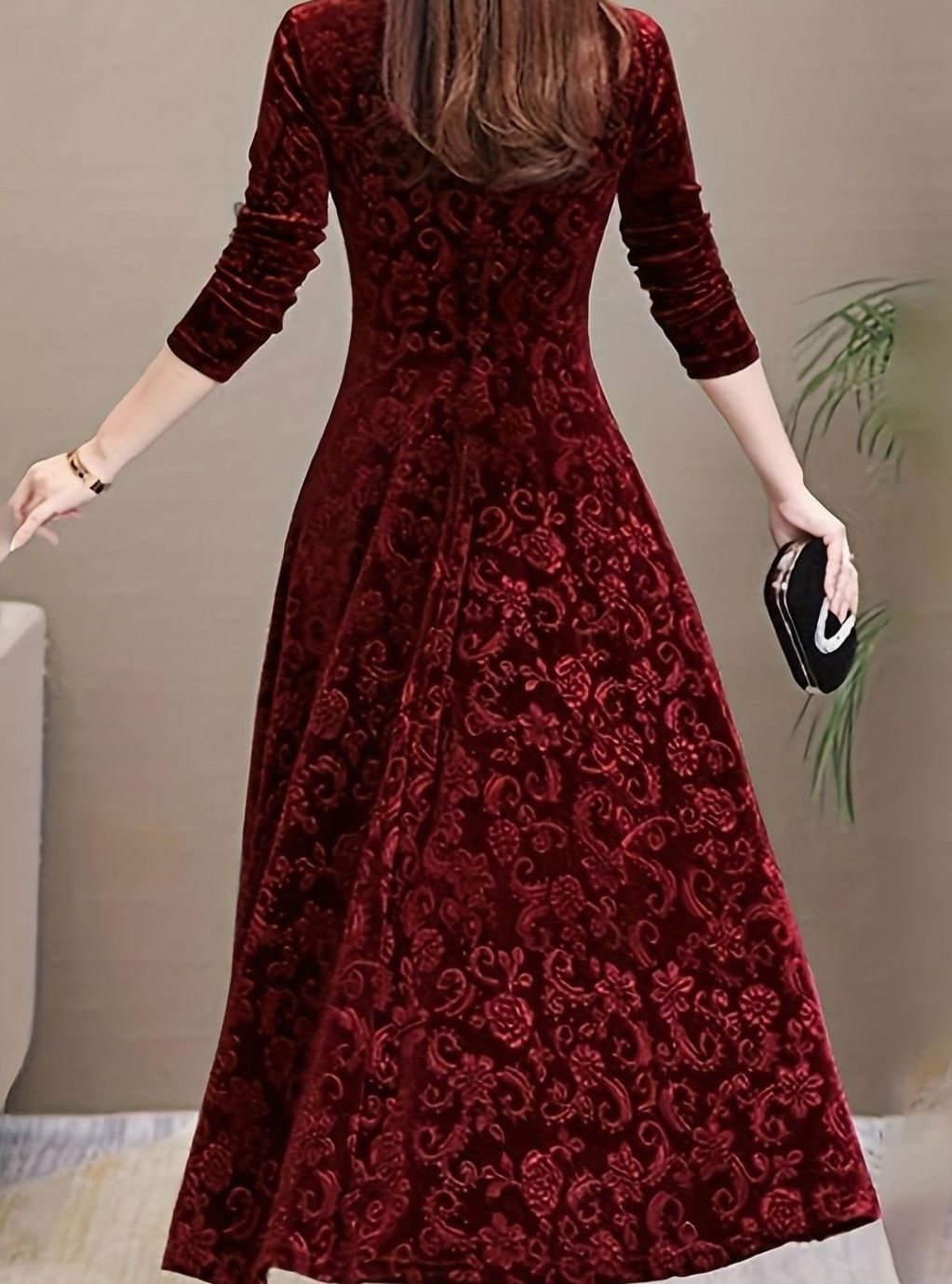 Vestido de mujer elegante, midi, terciopelo floral, cuello V. Ideal para moda de invierno y celebraciones.