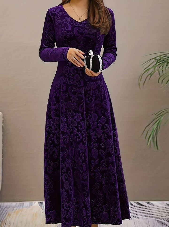 Vestido de mujer en terciopelo midi, diseño floral, cuello V y manga larga. Moda elegante de otoño.