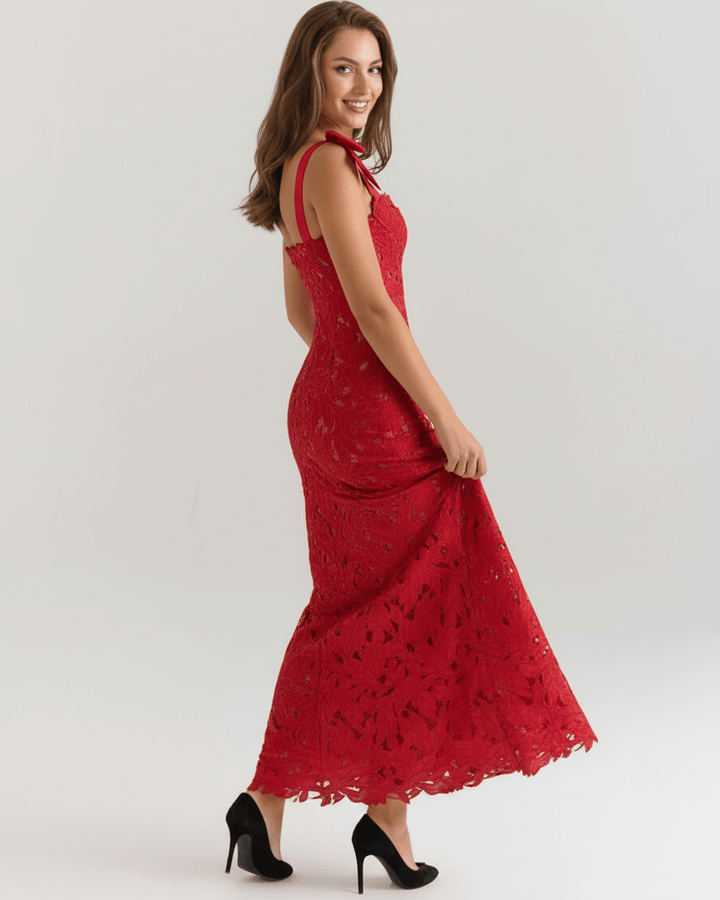 Moda femenina: vestido maxi rojo con cuello cuadrado. Estilo elegante y sin mangas, ideal para cualquier evento formal.