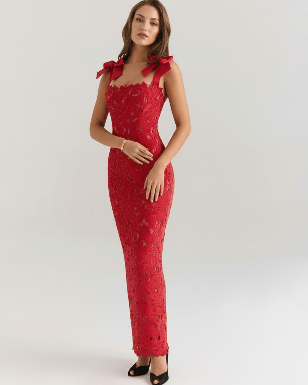 Maxi vestido rojo de mujer con cuello cuadrado. Estilo sofisticado y sin mangas, ideal para ocasiones especiales.