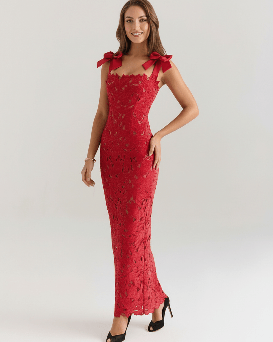 Vestido rojo maxi de mujer con cuello cuadrado. Prenda sin mangas elegante para moda femenina y eventos formales.