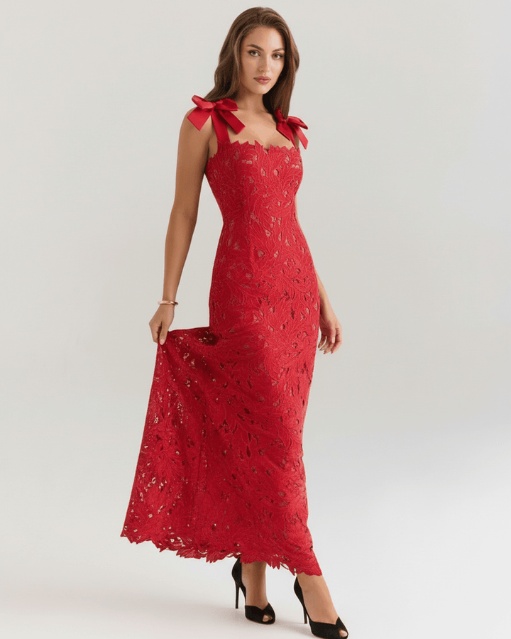 Vestido maxi rojo fluido y elegante para mujer. Cuello cuadrado y sin mangas, perfecto para un look formal.