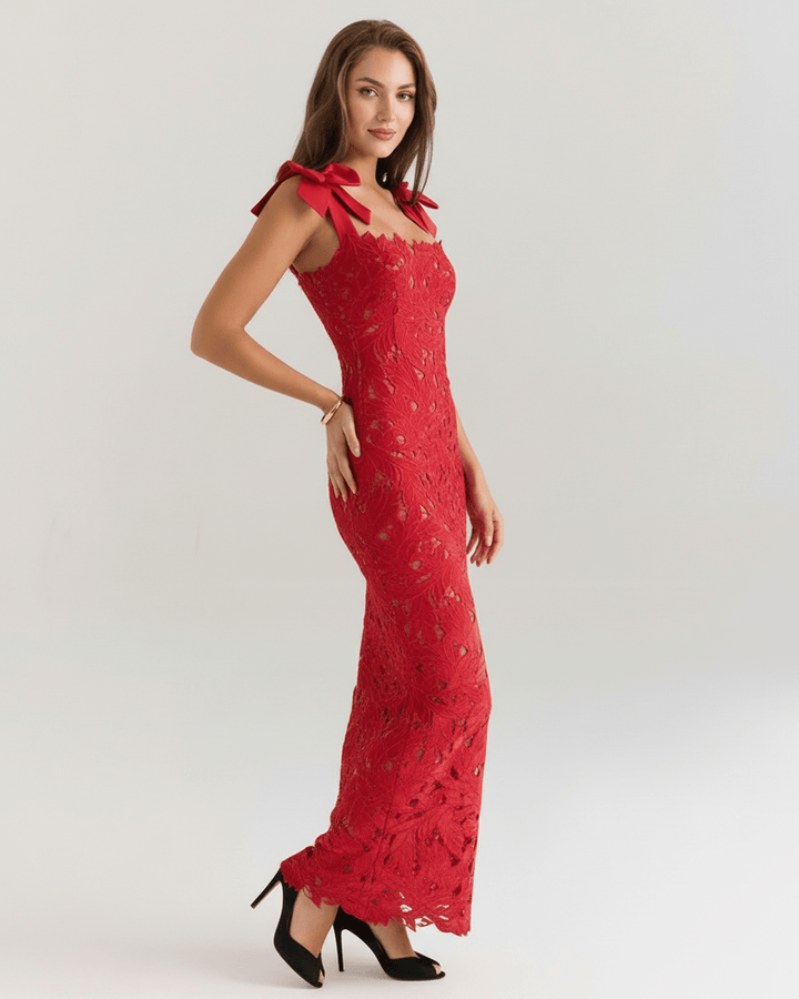 Vestido de noche rojo para mujer, estilo maxi y cuello cuadrado. Un diseño formal y elegante para destacar.