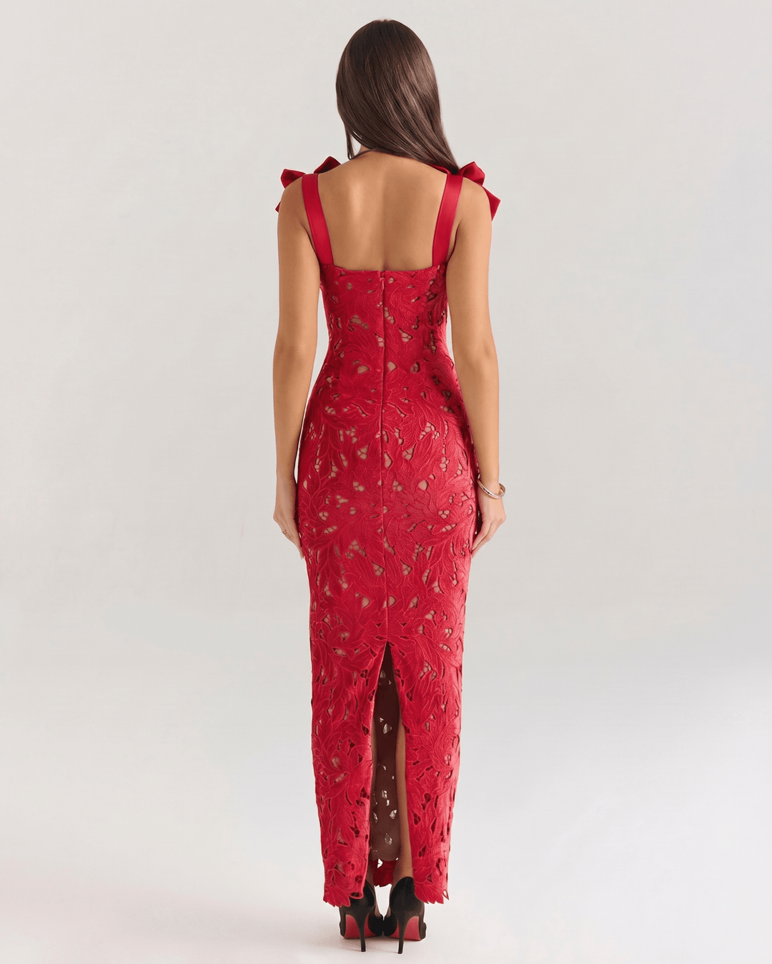 Vestido largo rojo sin mangas para mujer. Diseño elegante con cuello cuadrado. Perfecto para eventos formales.