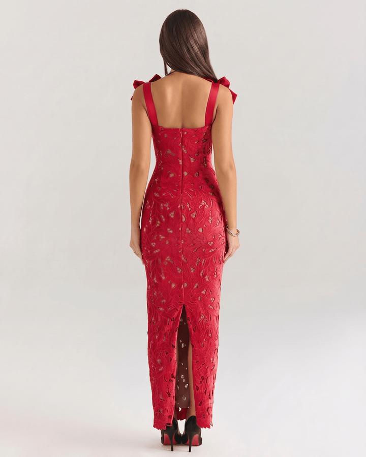 Vestido largo rojo sin mangas para mujer. Diseño elegante con cuello cuadrado. Perfecto para eventos formales.