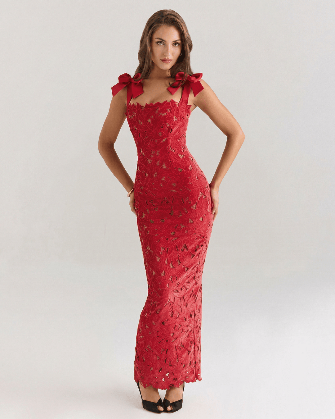 Vestido maxi rojo elegante para mujer con cuello cuadrado. Ideal para noche o eventos formales. Moda femenina.