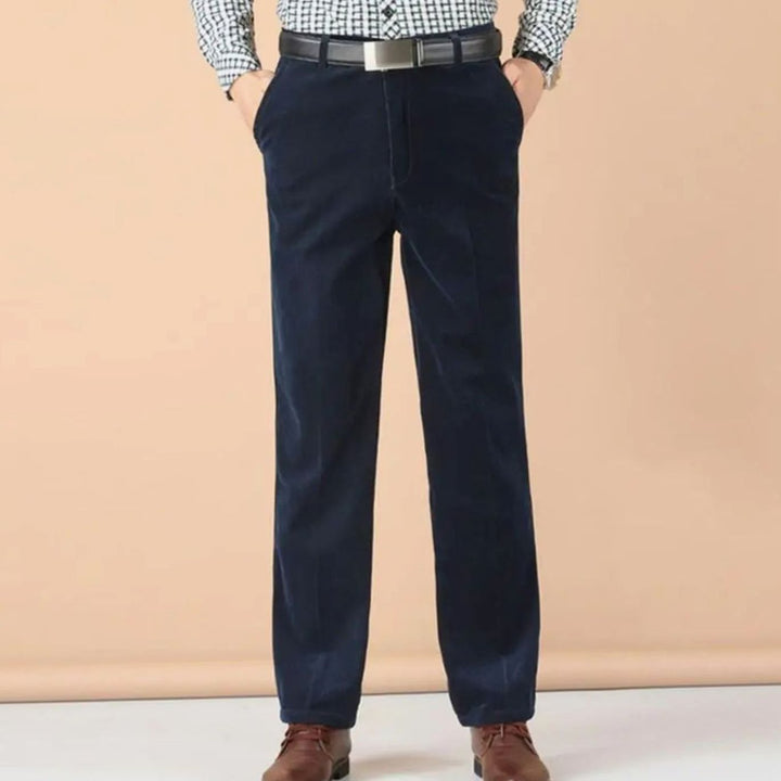 Elegante pantalón formal de terciopelo para hombre, perfecto para fiestas de invierno y moda sofisticada.