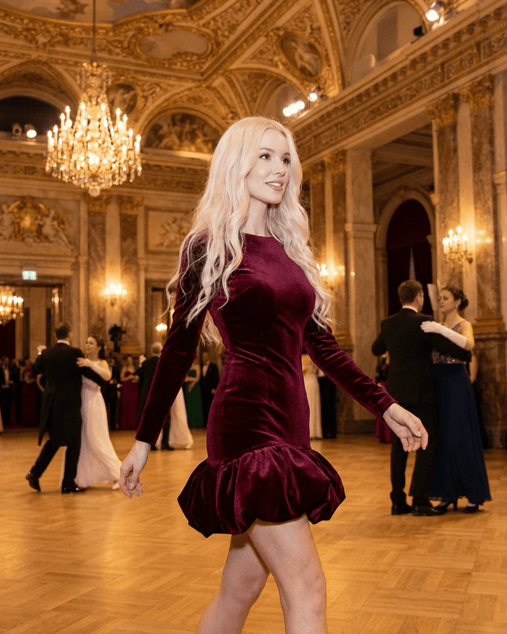 Vestido mini bodycon burdeos para noche, con manga larga. Estilo elegante perfecto para fiesta de mujer.