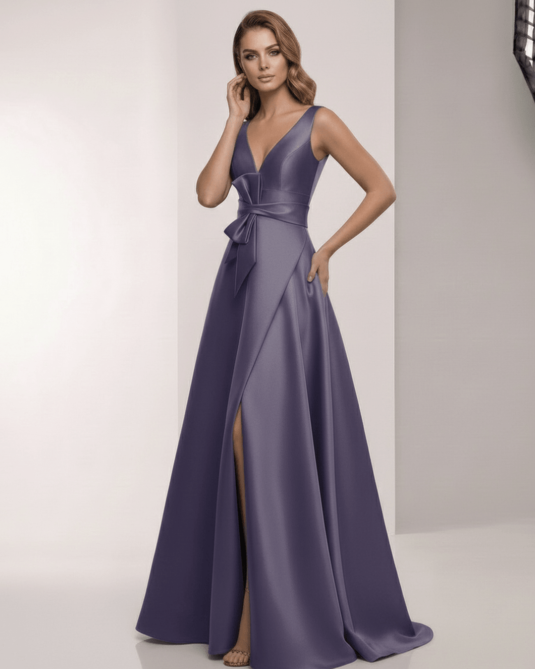 Vestido maxi blanco fluido y sofisticado, con lazo, sin mangas, perfecto para fiestas de gala.