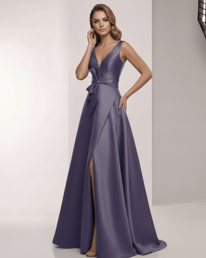 Vestido maxi blanco fluido y sofisticado, con lazo, sin mangas, perfecto para fiestas de gala.