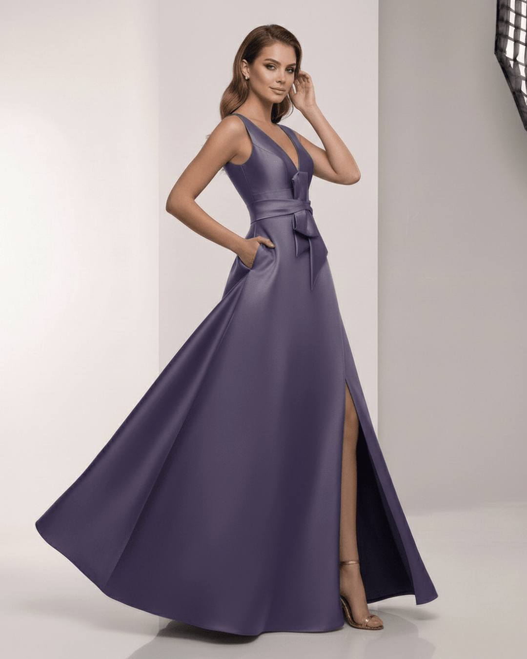 Vestido de noche largo blanco con lazo decorativo y silueta A-line, perfecto para eventos.
