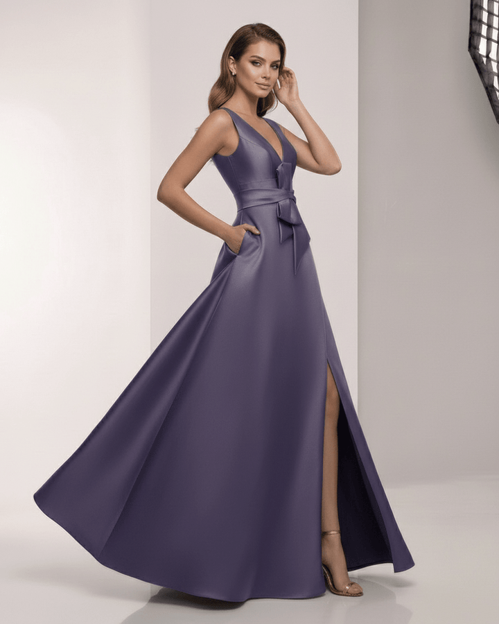 Vestido de noche largo blanco con lazo decorativo y silueta A-line, perfecto para eventos.